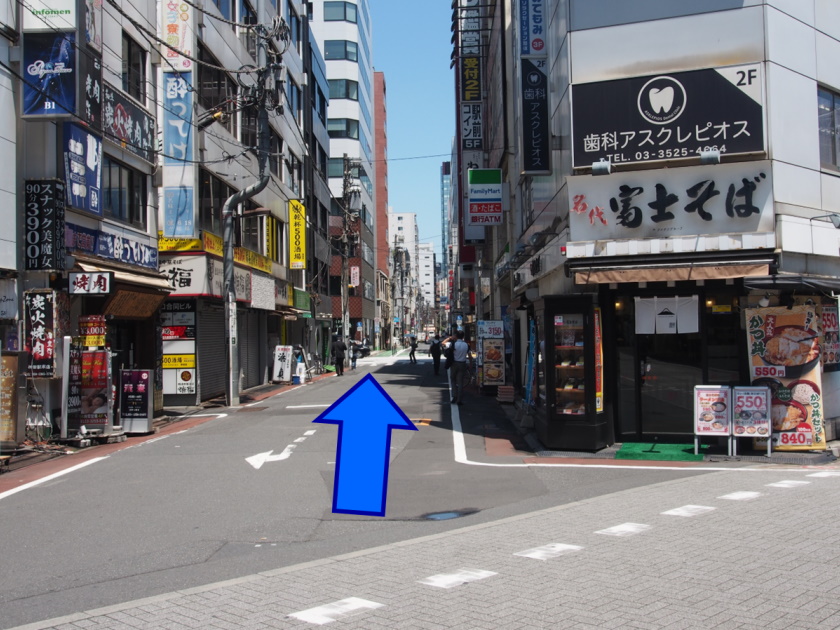 北口を出て正面の通りを直進します