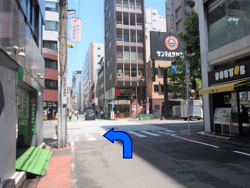 大通りに突き当たったら、渡らずに左折します