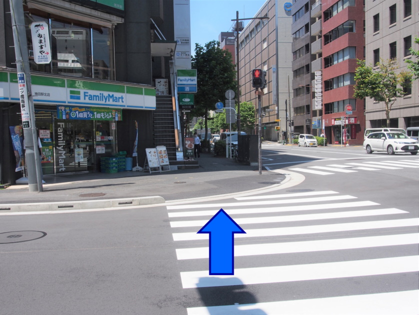 1つめの交差点を直進します