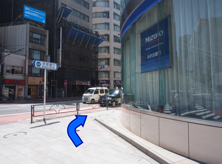 交差点を渡らずに、みずほ銀行に沿って右折し、直進します