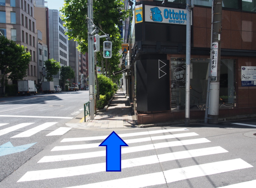 1つめの交差点を直進します