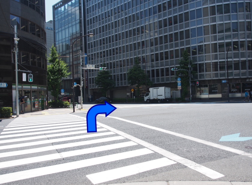 司町の交差点を武蔵野銀行方面へ渡ります
