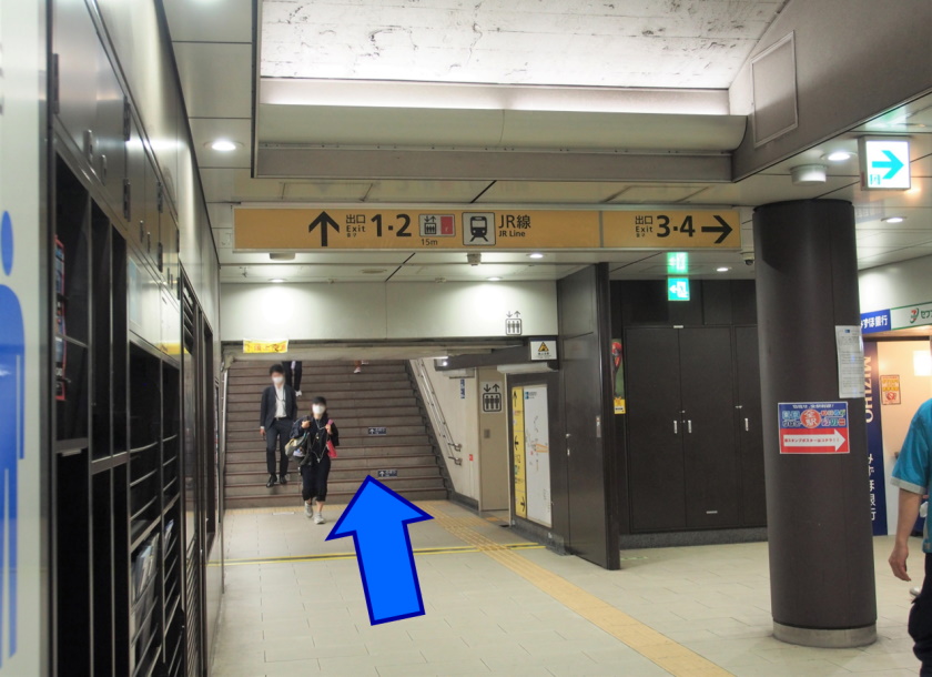 1. 銀座線神田駅の改札を出て1番出口へ向かいます